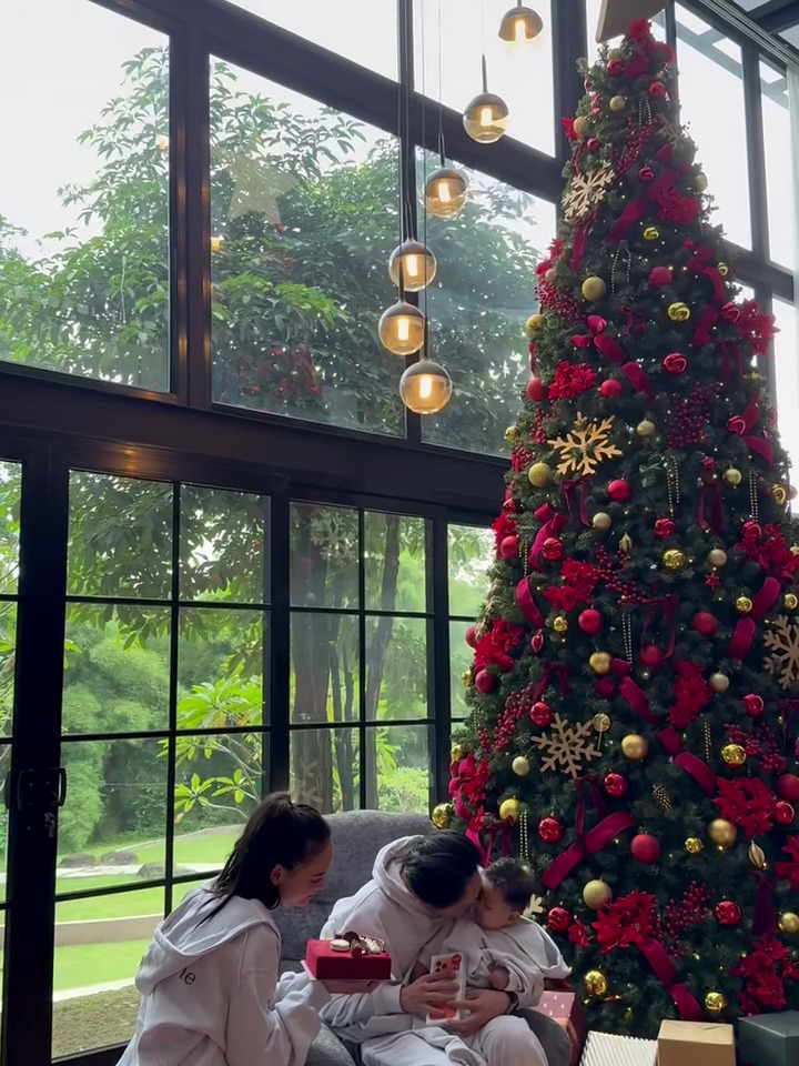 9 Potret Erika Carlina rayakan ultah DJ Bravy bareng sang anak, ucap eks pacar sosok berhati baik