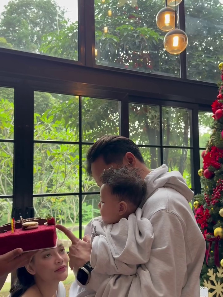 9 Potret Erika Carlina rayakan ultah DJ Bravy bareng sang anak, ucap eks pacar sosok berhati baik