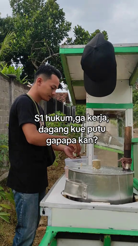 Pria curhat jadi sarjana hukum cumlaude cuma jualan kue putu, balasan komentar netizen bikin terharu