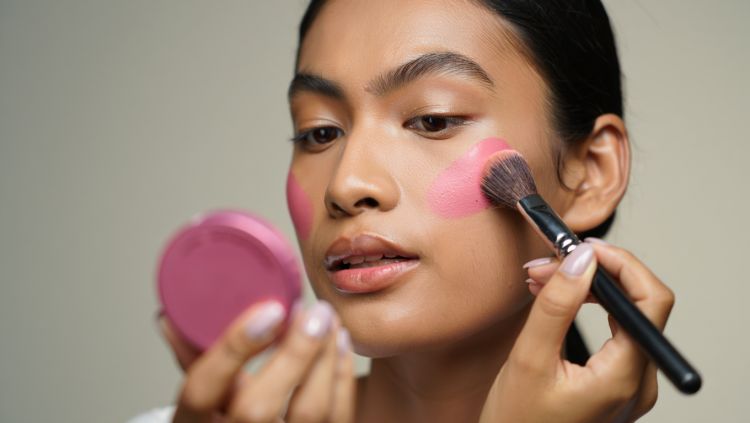 7 Rekomendasi blush on untuk kulit sawo matang, bikin kulit fresh seharian