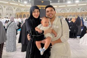 6 Momen bahagia Aaliyah dan Thariq Halilintar umrah bareng Baby Arash