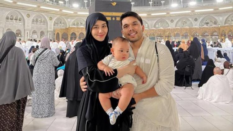 6 Momen bahagia Aaliyah dan Thariq Halilintar umrah bareng Baby Arash