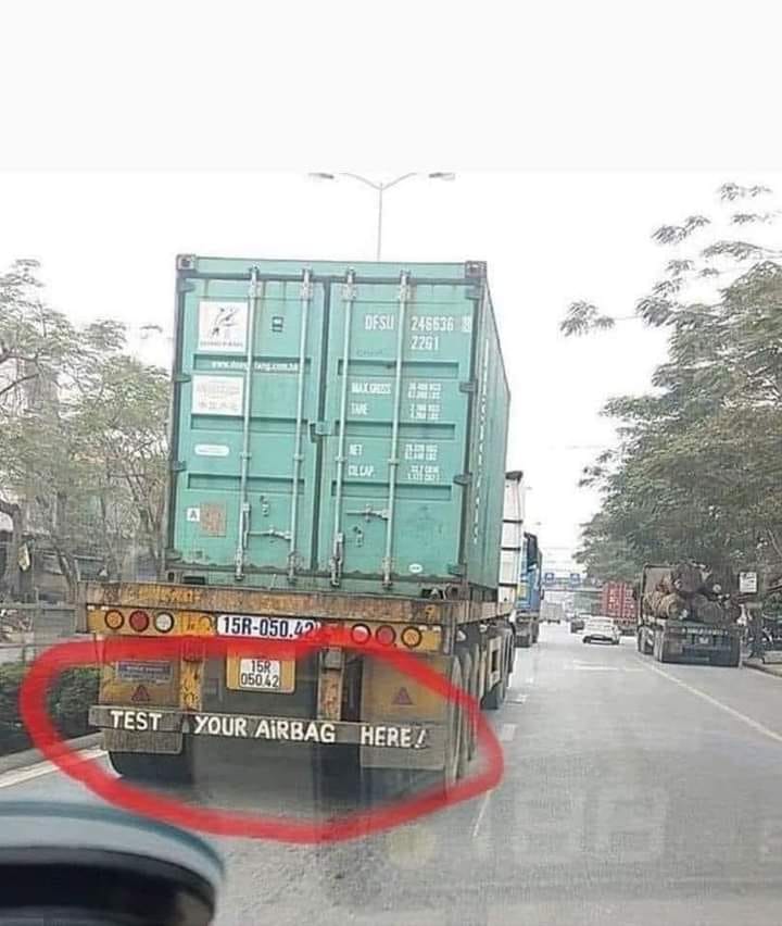 15 Penampakan nyeleneh di jalan raya yang bikin semua orang nggak habis pikir