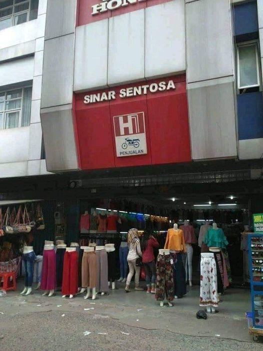  11 Desain baju paling nyeleneh yang pernah dijual, dari lucu banget sampai bikin geleng kepala