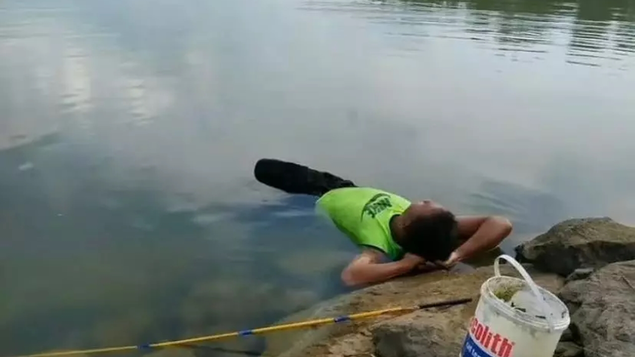 15 Momen kocak bapak-bapak mancing yang bikin ngakak, dari aksi absurd sampai gaya unik