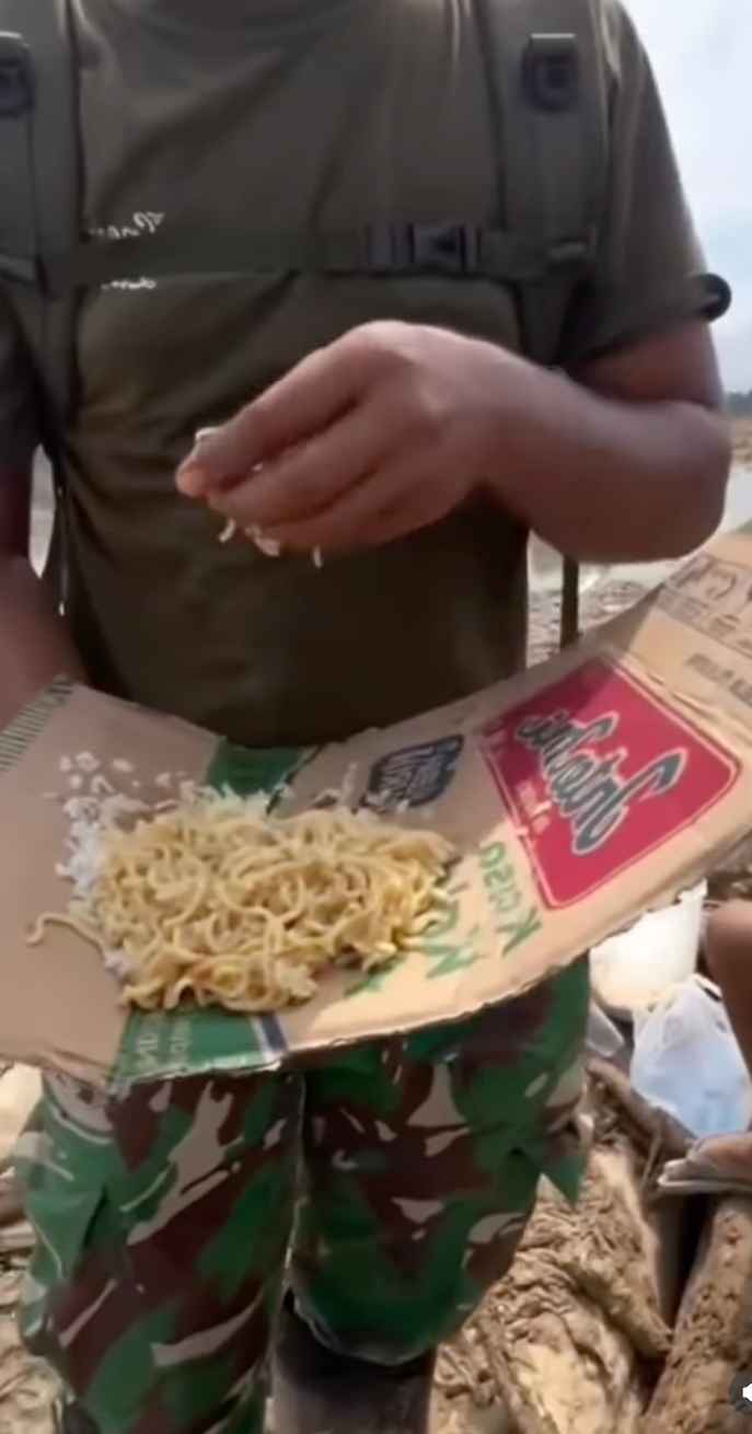 Cuma berwadah kardus, potret sederhana prajurit TNI lahap makan mi dan nasi saat misi SAR