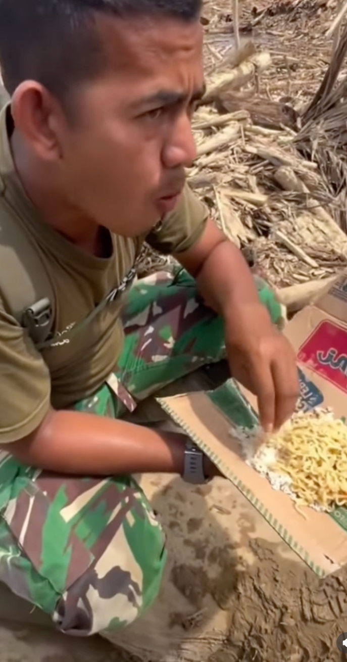 Cuma berwadah kardus, potret sederhana prajurit TNI lahap makan mi dan nasi saat misi SAR