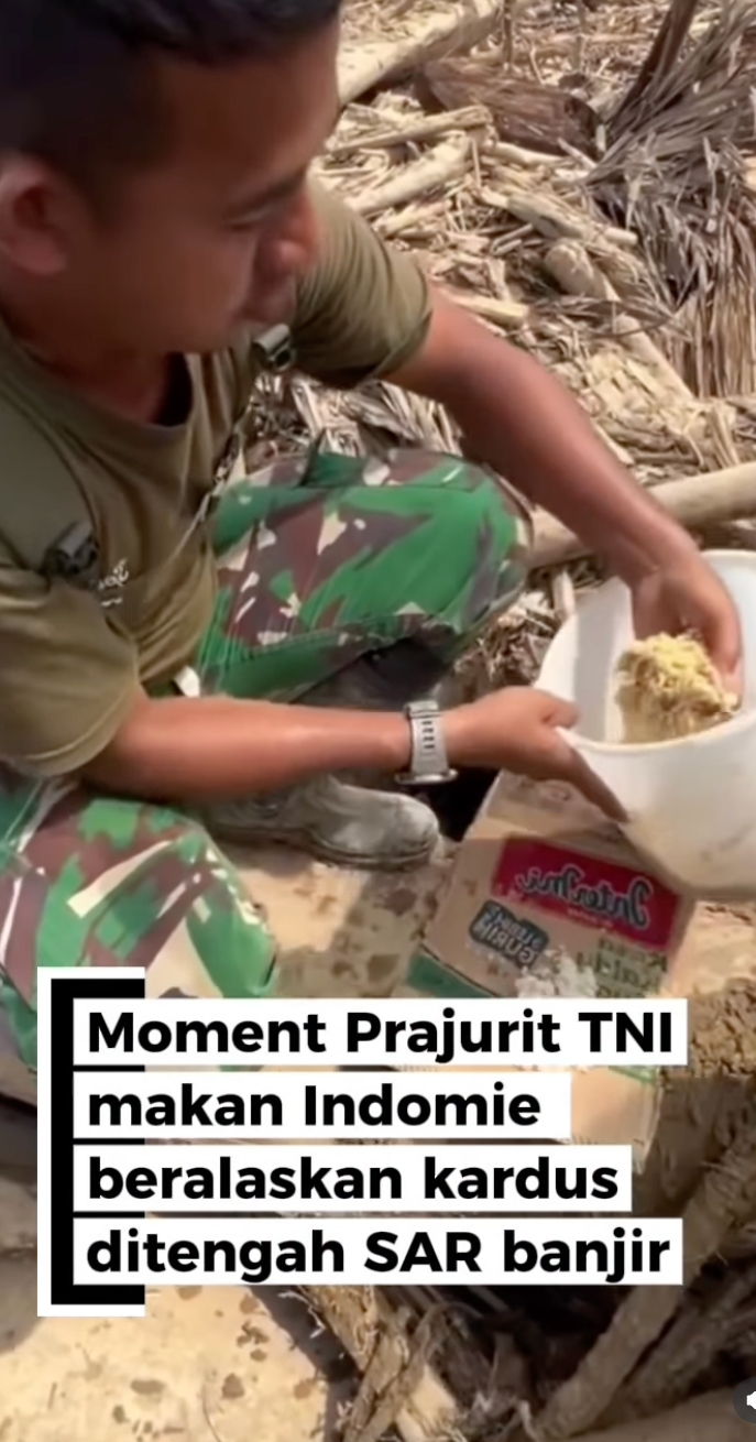 Cuma berwadah kardus, potret sederhana prajurit TNI lahap makan mi dan nasi saat misi SAR