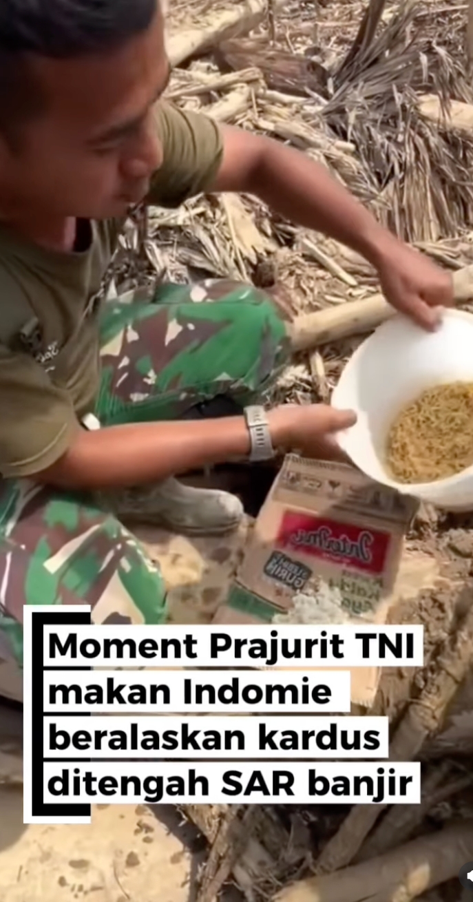 Cuma berwadah kardus, potret sederhana prajurit TNI lahap makan mi dan nasi saat misi SAR