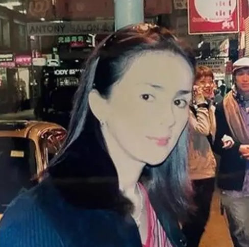 Potret lawas 9 ibu seleb yang bikin pangling, Bu Ala jadi sorotan karena mirip Barbie