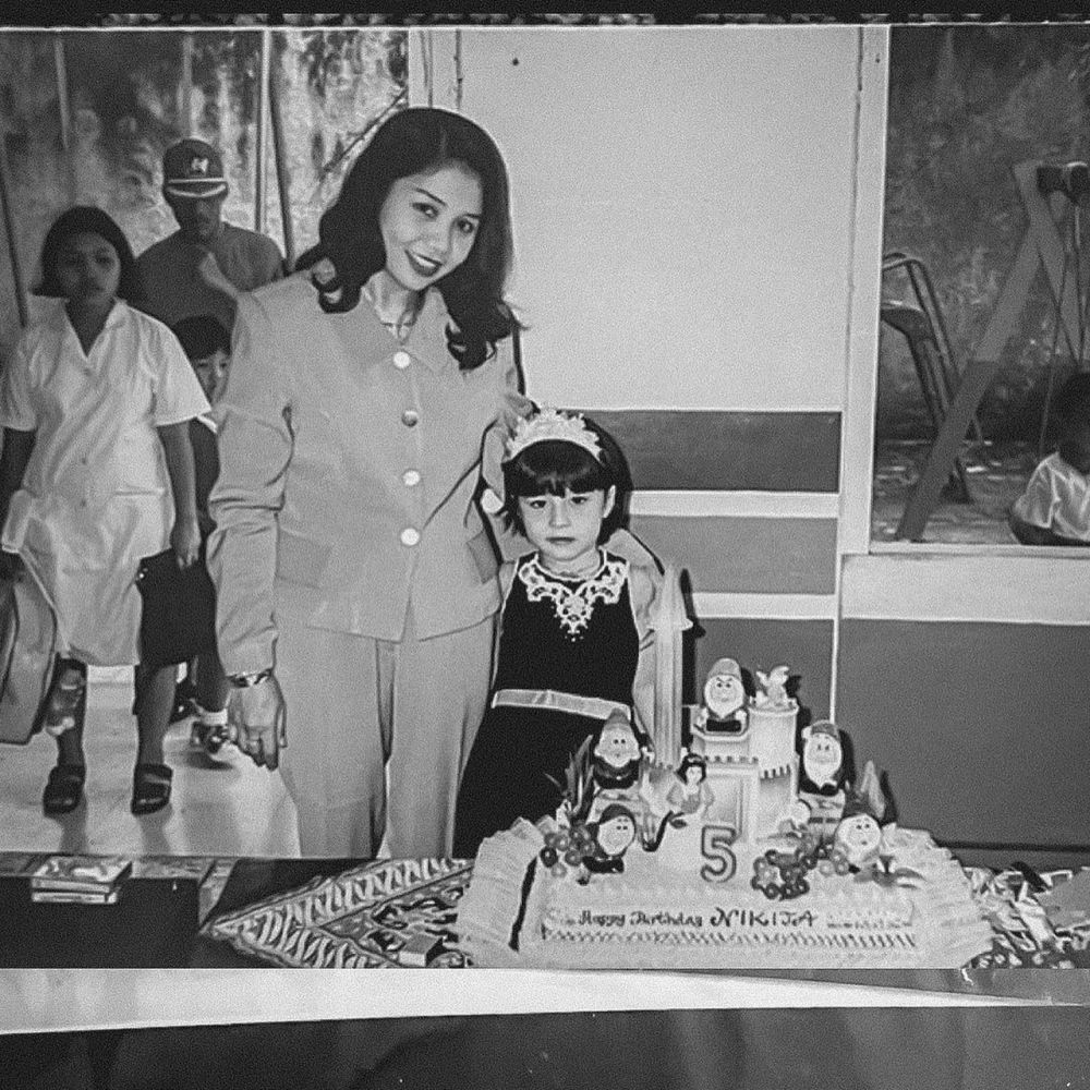 Potret lawas 9 ibu seleb yang bikin pangling, Bu Ala jadi sorotan karena mirip Barbie