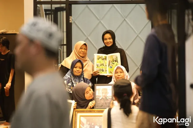 7 Potret tahlilan 7 hari Epy Kusnandar, pelayat membeludak sampai bikin Karina Ranau menangis