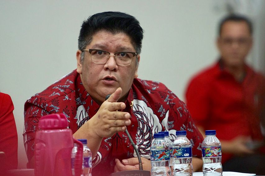 Dulu model iklan hair cream, suami diva Tanah Air ini kini jadi politisi, 11 potretnya bikin pangling