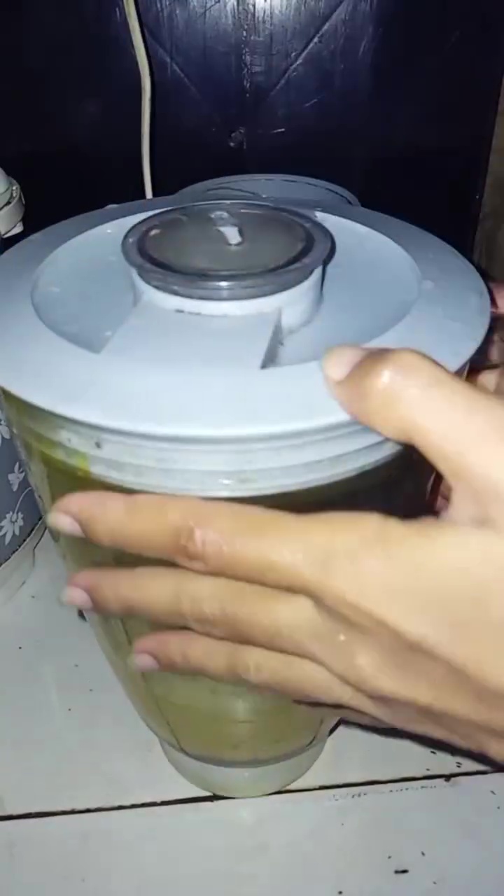 Tak perlu lagi susah payah disikat! Cara praktis cuci blender bekas bumbu ini ampuh bikin kesat