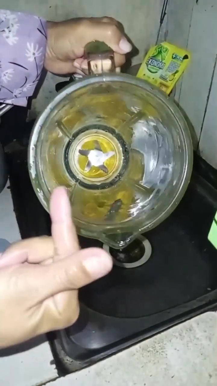 Tak perlu lagi susah payah disikat! Cara praktis cuci blender bekas bumbu ini ampuh bikin kesat