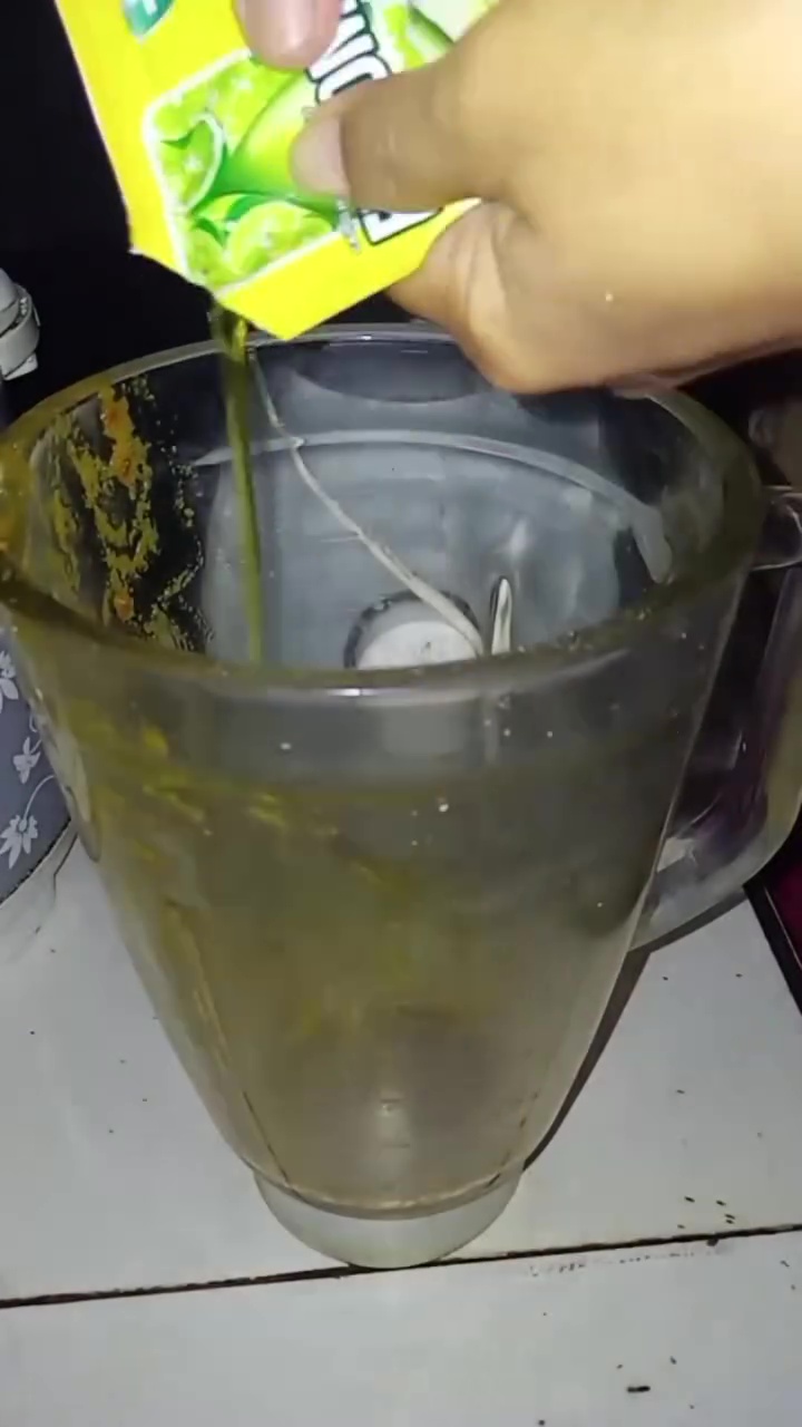 Tak perlu lagi susah payah disikat! Cara praktis cuci blender bekas bumbu ini ampuh bikin kesat