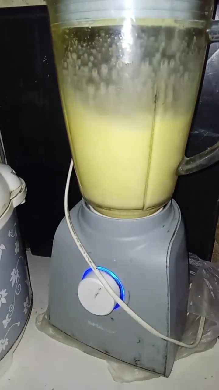 Tak perlu lagi susah payah disikat! Cara praktis cuci blender bekas bumbu ini ampuh bikin kesat