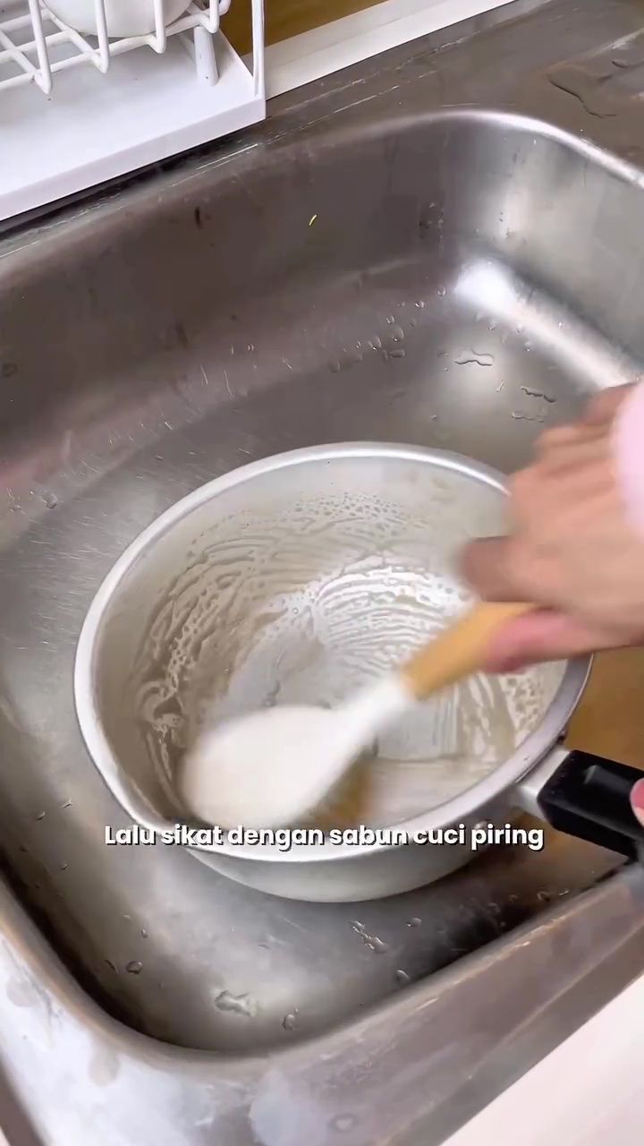 Ternyata semudah ini bersihkan panci gosong berkerak jadi kinclong lagi, cuma dengan 2 bahan dapur