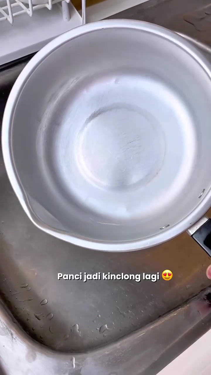 Ternyata semudah ini bersihkan panci gosong berkerak jadi kinclong lagi, cuma dengan 2 bahan dapur