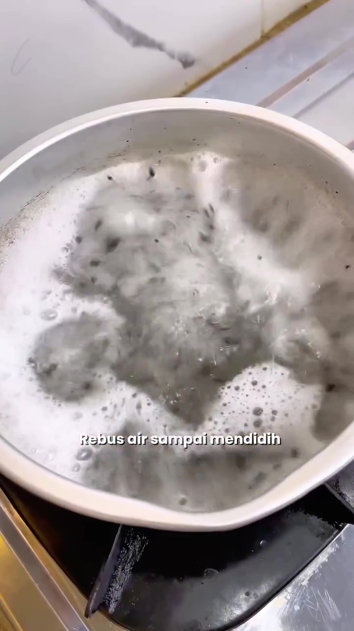 Ternyata semudah ini bersihkan panci gosong berkerak jadi kinclong lagi, cuma dengan 2 bahan dapur