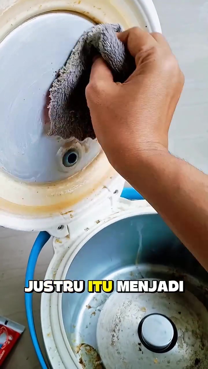 Jangan cuci rice cooker jika tak ingin konslet! Bersihkan dengan cara ini biar aman dan bebas kerak
