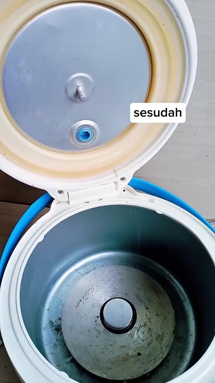 Jangan cuci rice cooker jika tak ingin konslet! Bersihkan dengan cara ini biar aman dan bebas kerak