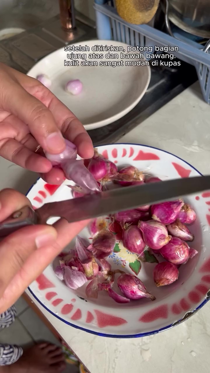 Cara cepat kupas bawang merah biar kulitnya nggak menempel, bikin lebih sat-set dan hemat tenaga