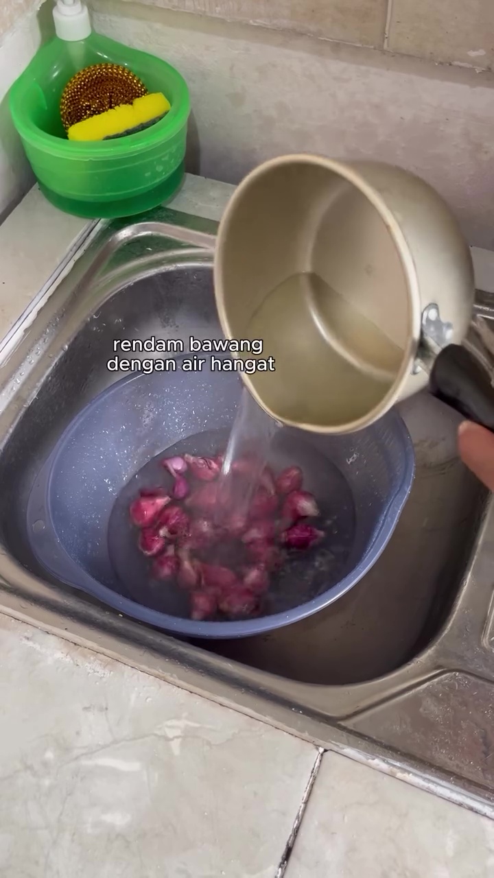 Cara cepat kupas bawang merah biar kulitnya nggak menempel, bikin lebih sat-set dan hemat tenaga