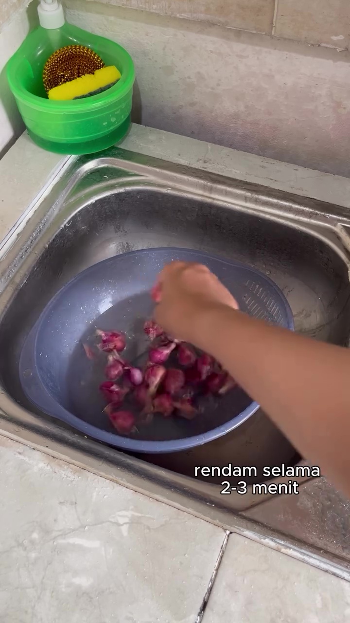 Cara cepat kupas bawang merah biar kulitnya nggak menempel, bikin lebih sat-set dan hemat tenaga