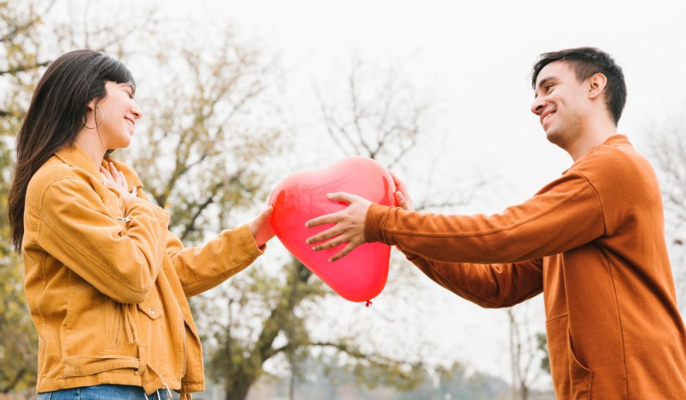 100 Kata-kata romantis buat nenangin pacar yang lagi ngambek, ampuh bikin doi happy lagi