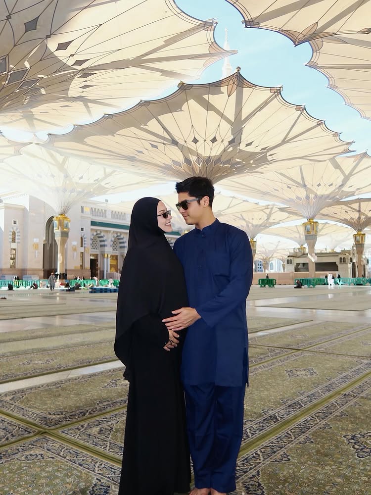 7 Potret Alyssa Daguise ibadah umrah bersama Al Ghazali saat hamil 4 bulan, aura bumilnya terpancar
