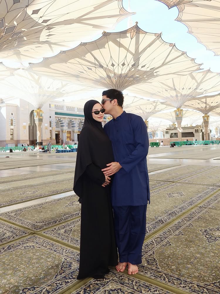 7 Potret Alyssa Daguise ibadah umrah bersama Al Ghazali saat hamil 4 bulan, aura bumilnya terpancar