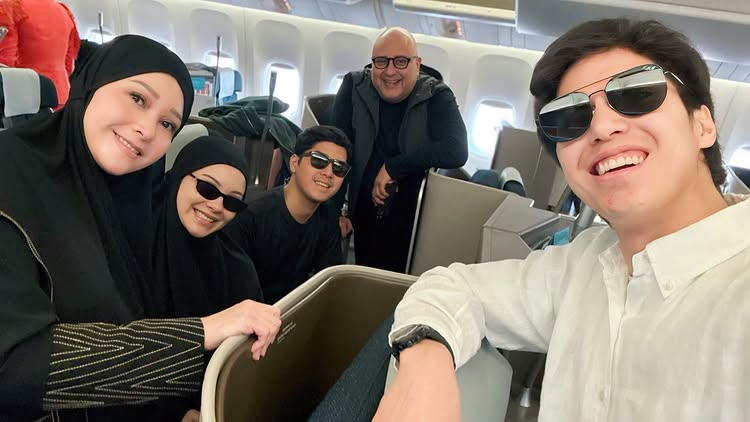 7 Potret Alyssa Daguise ibadah umrah bersama Al Ghazali saat hamil 4 bulan, aura bumilnya terpancar