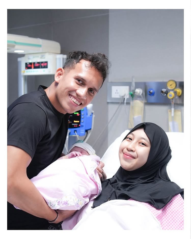 9 Potret Adiba Khanza melahirkan anak pertama, Ummi Pipik bahagia sambut cucu perempuan
