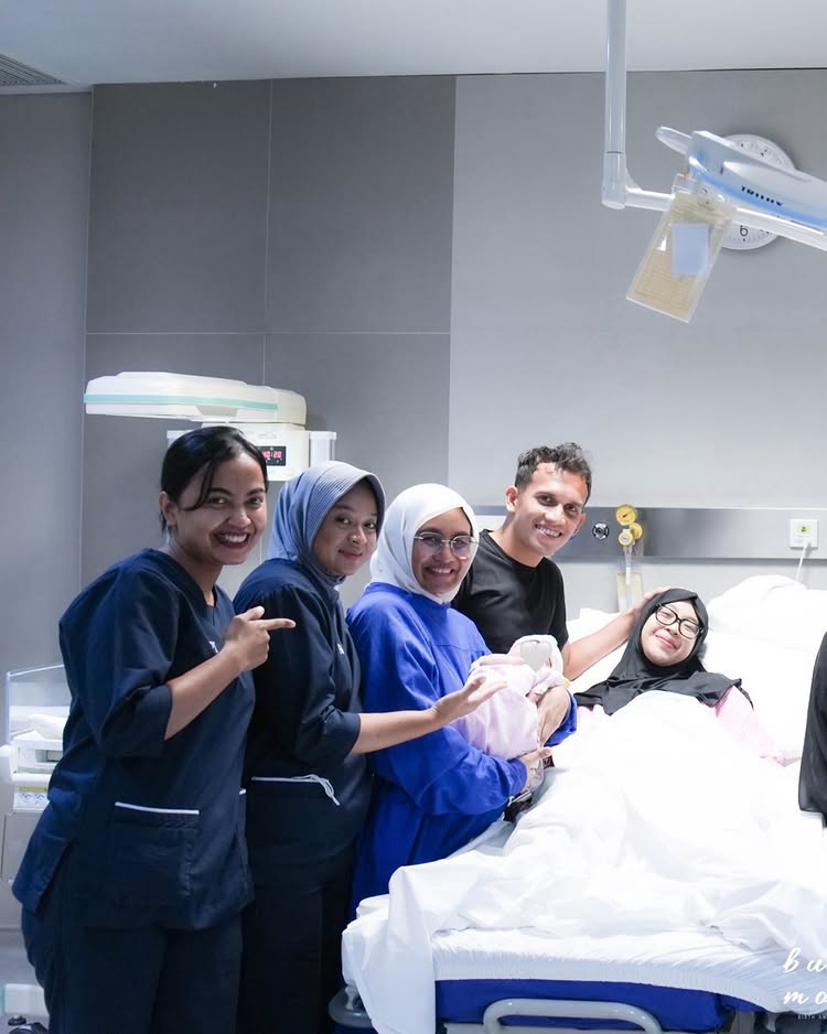9 Potret Adiba Khanza melahirkan anak pertama, Ummi Pipik bahagia sambut cucu perempuan