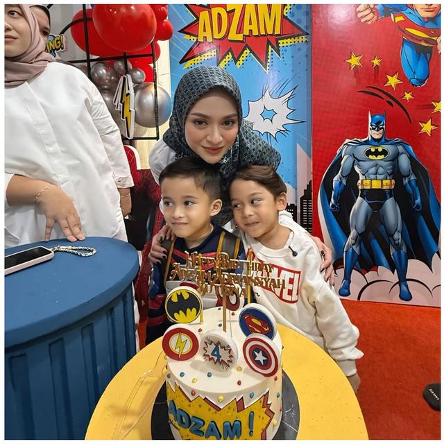6 Potret Nathalie Holscher berhijab rayakan ultah Adzam ke-4, syukuran bareng anak-anak yatim