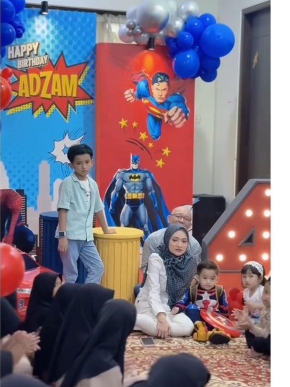 6 Potret Nathalie Holscher berhijab rayakan ultah Adzam ke-4, syukuran bareng anak-anak yatim