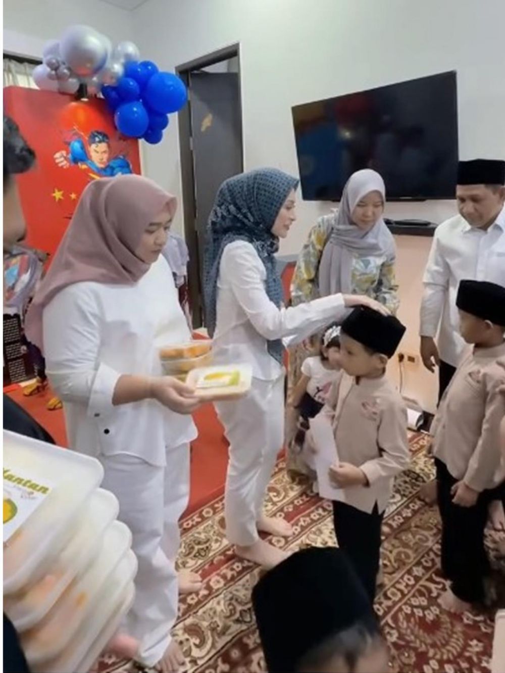 6 Potret Nathalie Holscher berhijab rayakan ultah Adzam ke-4, syukuran bareng anak-anak yatim