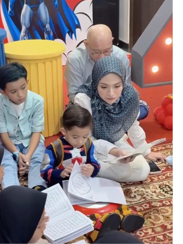 6 Potret Nathalie Holscher berhijab rayakan ultah Adzam ke-4, syukuran bareng anak-anak yatim