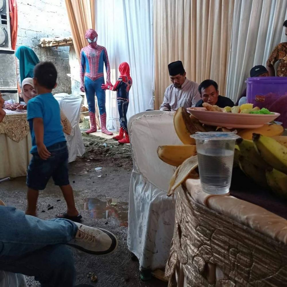 15 Baju nyeleneh bapak-bapak yang penampilannya nggak biasa, gayanya antimainstream banget