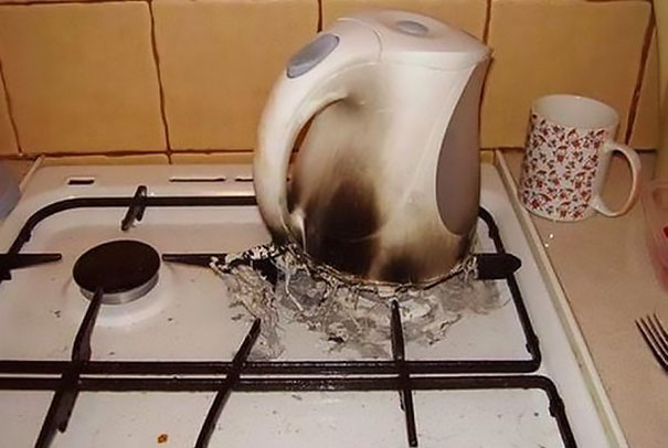 15 Potret apes saat masak di dapur, niatnya bikin makan enak malah jadi bikin bad mood