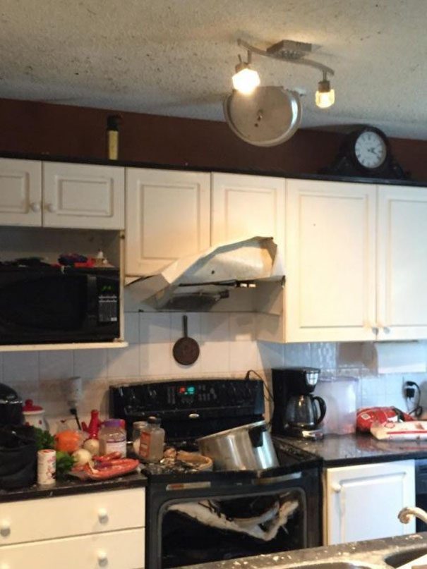 15 Potret apes saat masak di dapur, niatnya bikin makan enak malah jadi bikin bad mood