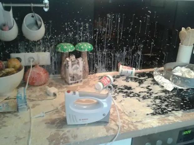 15 Potret apes saat masak di dapur, niatnya bikin makan enak malah jadi bikin bad mood