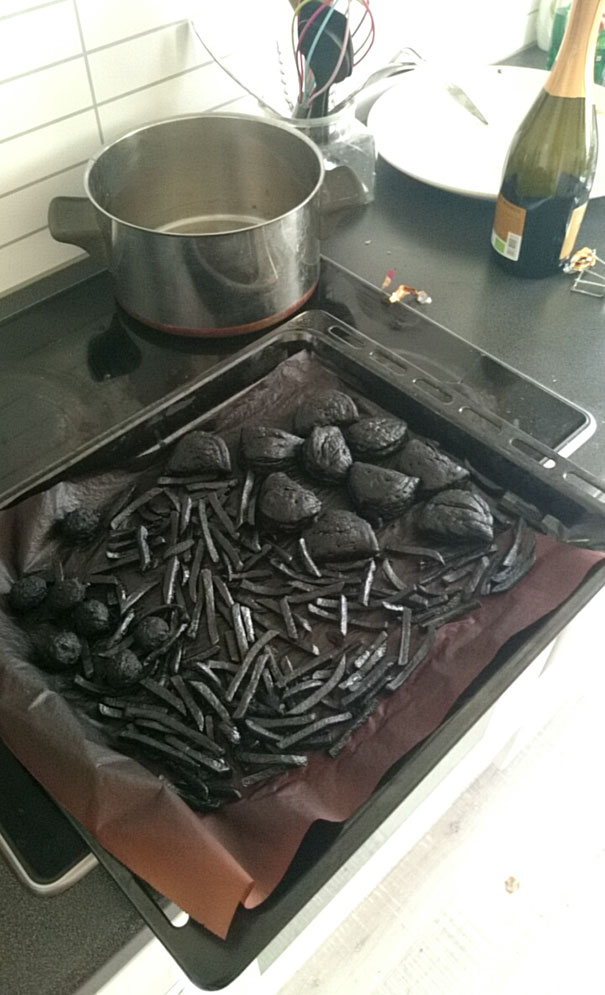 15 Potret apes saat masak di dapur, niatnya bikin makan enak malah jadi bikin bad mood