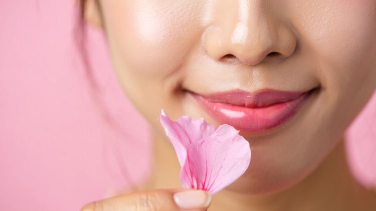 Nggak perlu buah bit, cukup 1 jenis bunga ini bisa bikin bibir hitam balik pink dan kenyal alami