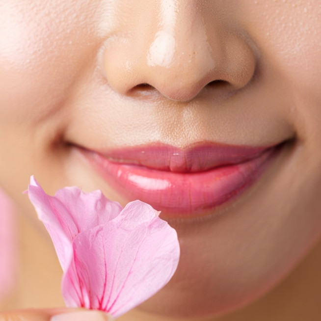 Nggak perlu buah bit, cukup 1 jenis bunga ini bisa bikin bibir hitam balik pink dan kenyal alami