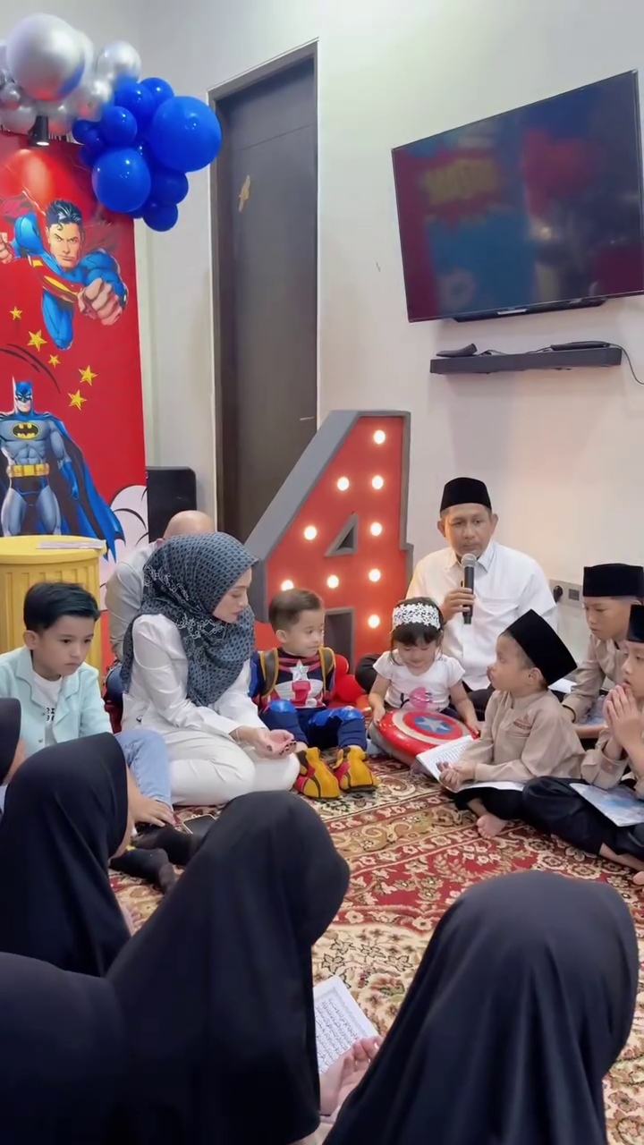 9 Potret Levian Billar hadiri pesta ulang tahun Adzam, tenteng kado barang branded
