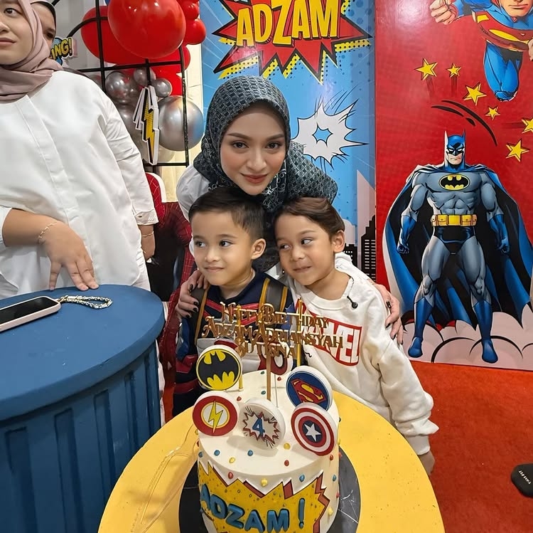 9 Potret Levian Billar hadiri pesta ulang tahun Adzam, tenteng kado barang branded