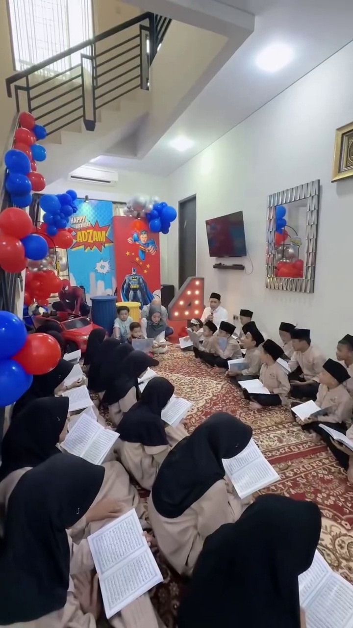 9 Potret Levian Billar hadiri pesta ulang tahun Adzam, tenteng kado barang branded