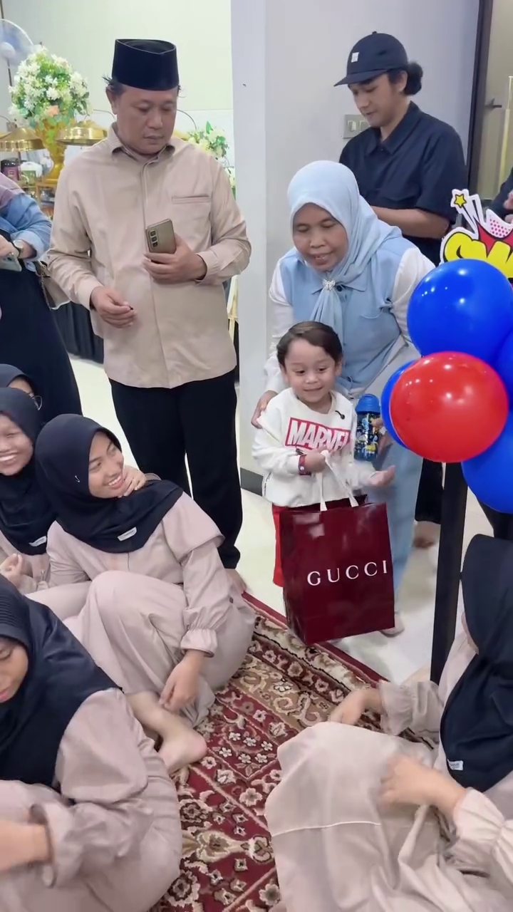 9 Potret Levian Billar hadiri pesta ulang tahun Adzam, tenteng kado barang branded